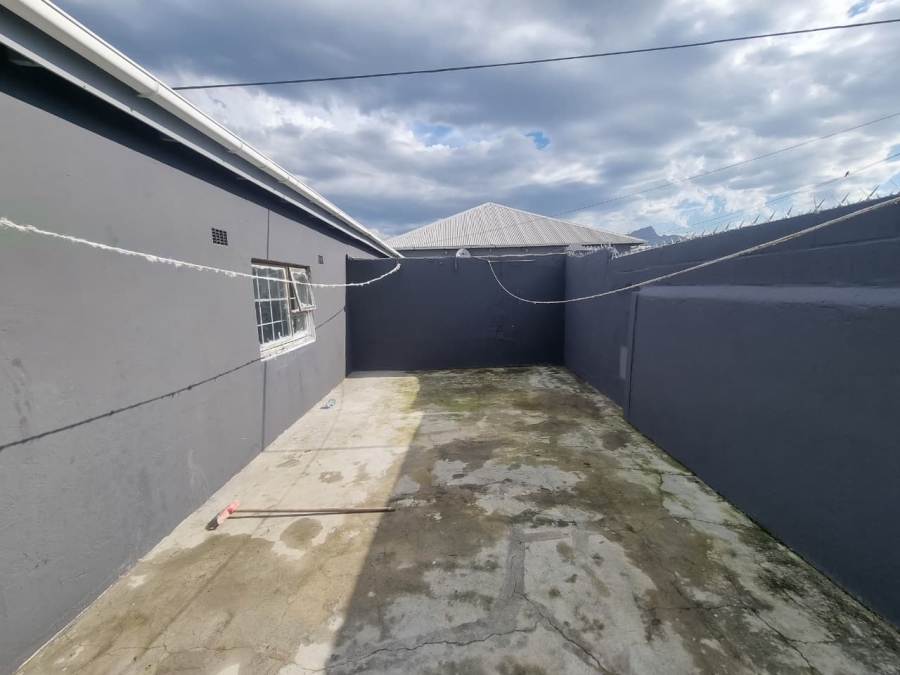 To Let 2 Bedroom Property for Rent in Lansdowne Western Cape
